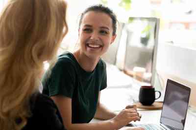 © fizkes - stock.adobe.com Unterhaltung von 2 Junge Frauen