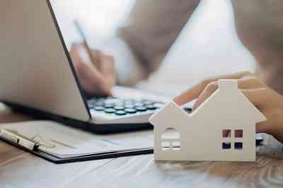 © Steve / stock.adobe.com Laptop und kleines Häuschen