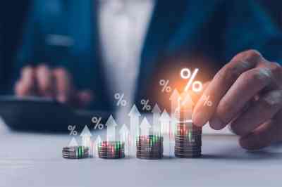 © Suriya - stock.adobe.com Mann mit Münzen