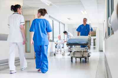 © spotmatikphoto - stock.adobe.com Krankenhausgang mit Mitarbeitern