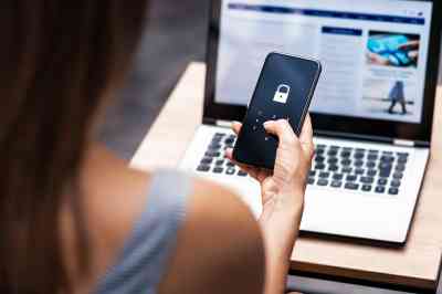 Frau mit Smartphone